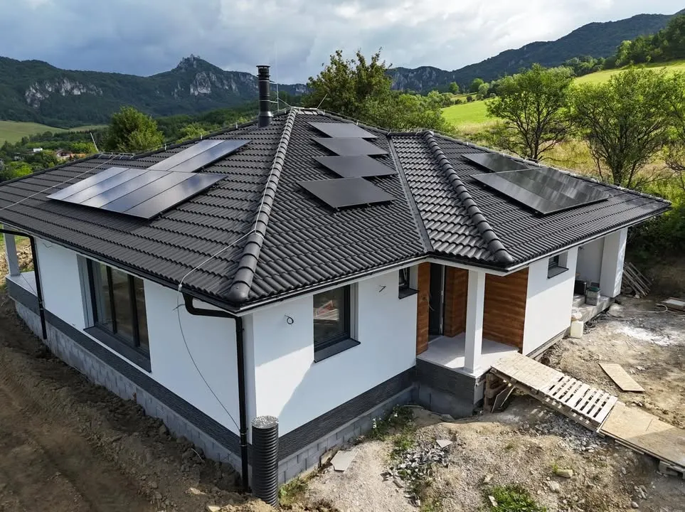 Súľov (okres Bytča)
🏠Montovaný dom Mipav
      www.montovany-dom.com

⚡️11.5 kWp orientácia 3 stra...